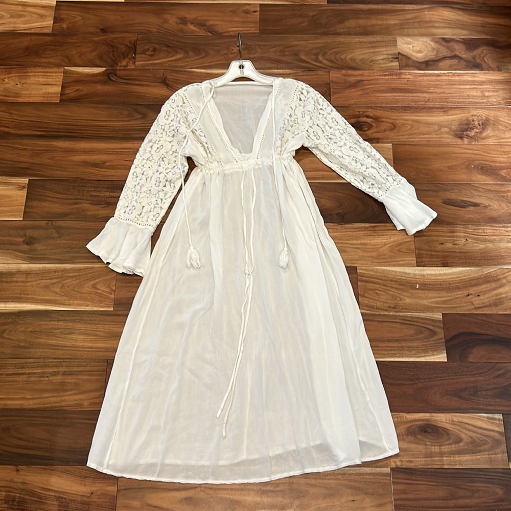 Soft polyester body with lacey sleeves